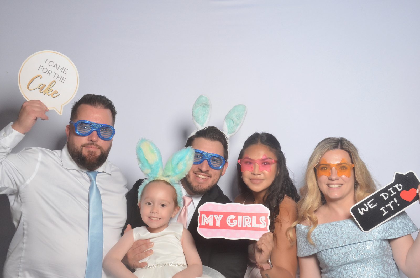 Wedding guests with props in the GTABOOTH360 photo booth
