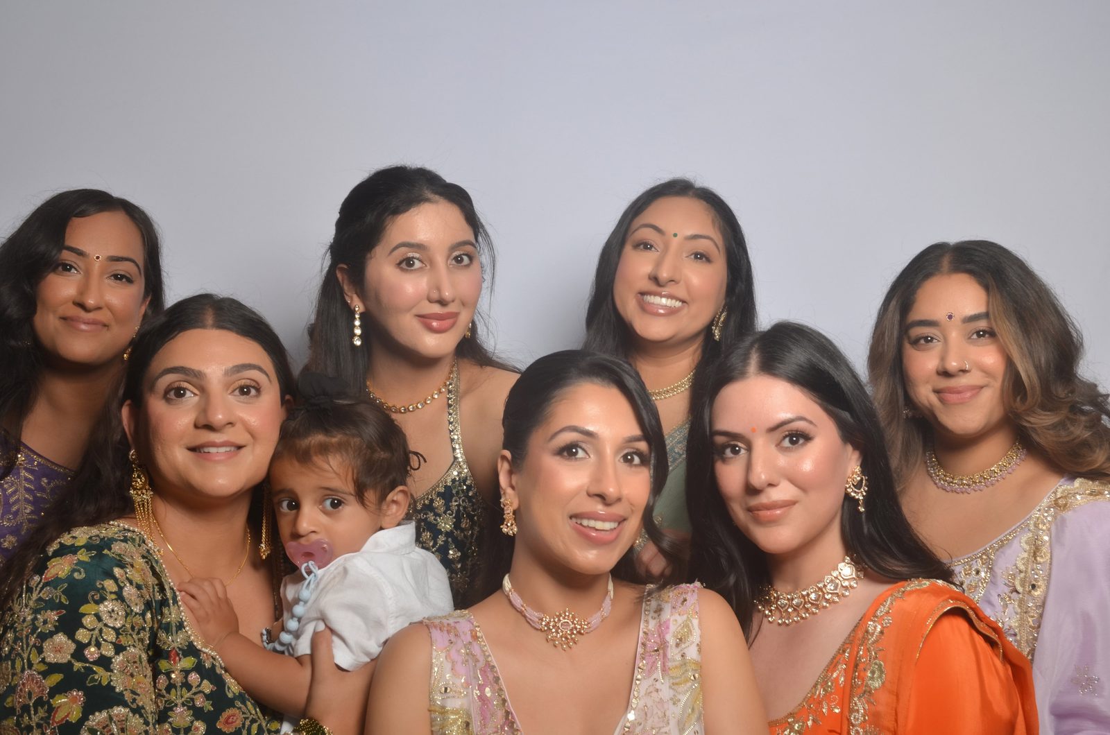 Wedding guests with props in the GTABOOTH360 photo booth