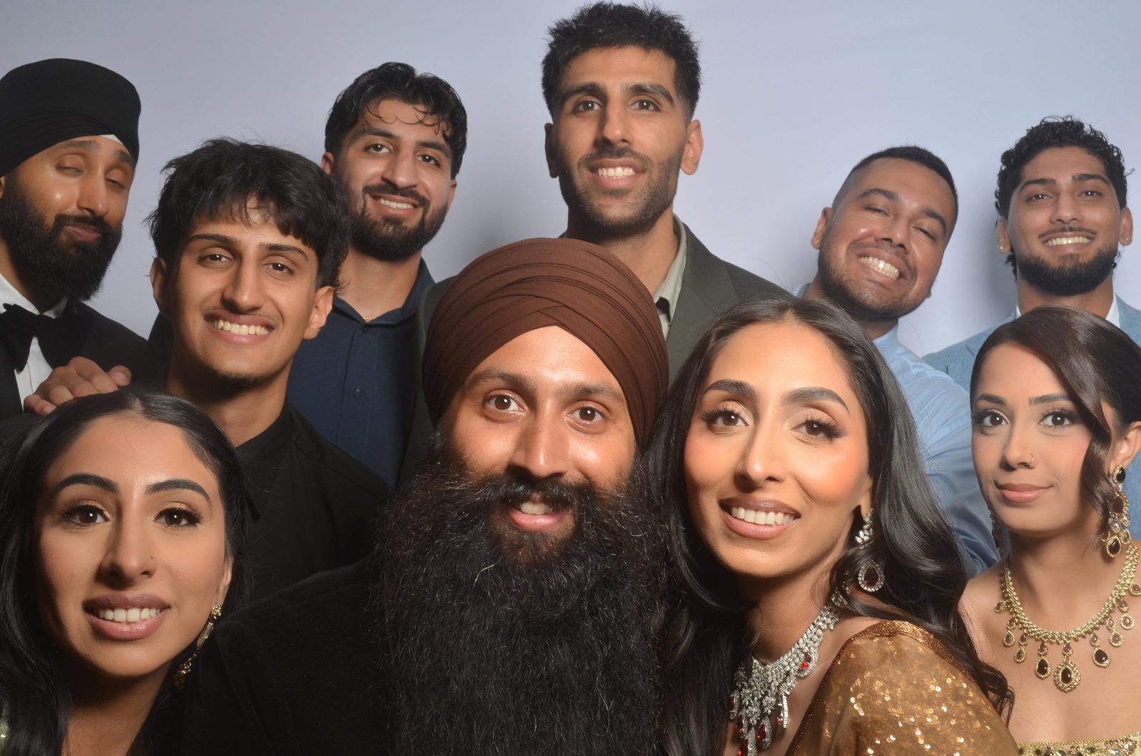 Wedding guests with props in the GTABOOTH360 photo booth