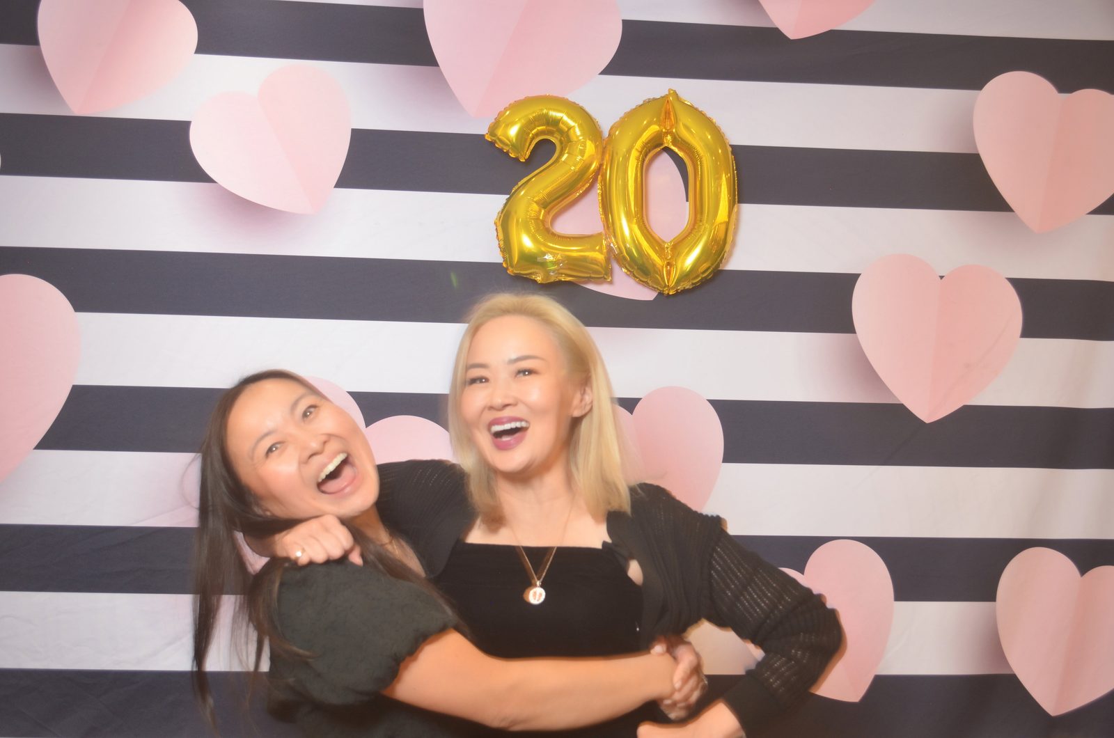 Wedding guests with props in the GTABOOTH360 photo booth
